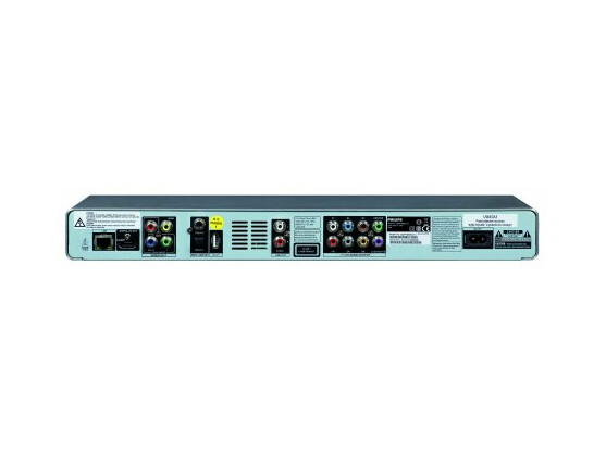 Üppig bestückte Rückseite: Rechts der analoge 7.1-Ausgang, links die LAN-Buchse und die zweite USB-Schnittstelle.