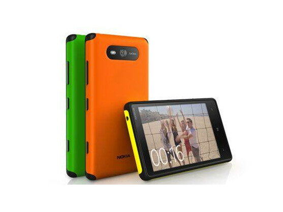 Das "Active"-Wechselcover schützt das Lumia 820 vor Schäden.