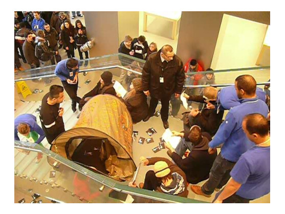 Aktivisten der Occupy-Bewegung haben den Hamburger Apple Store am Jungfernstieg am Wochenende vorübergehend besetzt. Ähnliche Szenen könnten sich nun weltweit abspielen.
