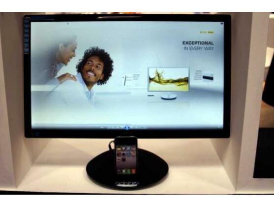 AOC präsentiert auf der CeBIT einen Monitor mit Dock für Apple-Geräte im Standfuß.