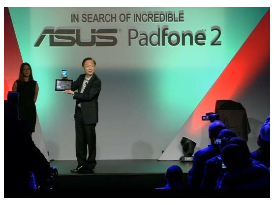Asus Chairman Johnny Shih stellte das Padfone 2 in Mailand vor.