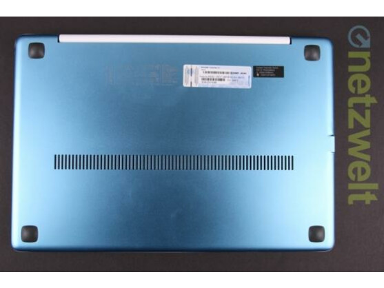 Der Boden besteht genau wie der Displaydeckel aus robustem Aluminium. Unter den Gummistopfen finden sich handelsübliche Schrauben zum Öffnen des Gerätes. Dennoch ist ein Wechsel der Komponenten durch den Nutzer nicht vorgesehen.