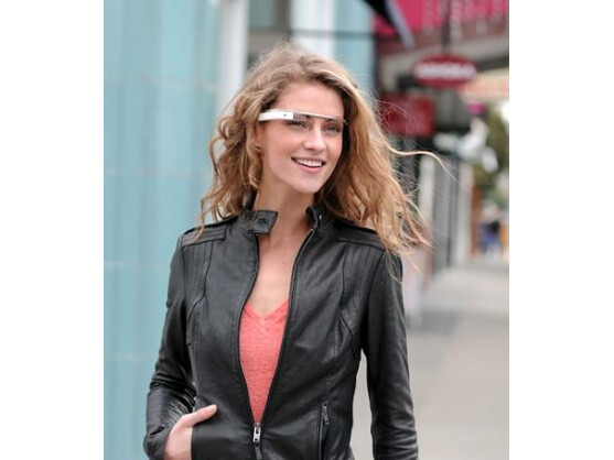 Die Brille, die auch ein Computerdisplay ist, gibt es heute schon, beispielsweise von Google.