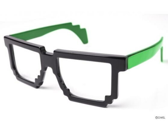Die Brille im Retro-Pixel-Look ist ein echter Hingucker.