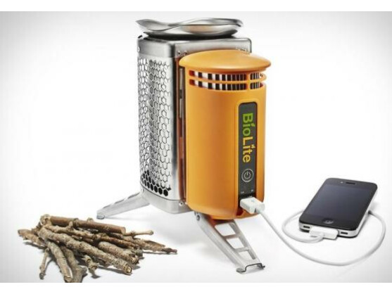 Mit dem Campingkocher von BioLite lässt sich das Handy mit einem Holzfeuer aufladen.
