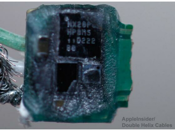Dieser Chip steckt in Apples neuem Lightning-Anschluss. Ob das Bauteil tatsächlich den Anschluss von günstigem Zubehör von Drittherstellern unterbindet, ist aber noch nicht abschließend geklärt.