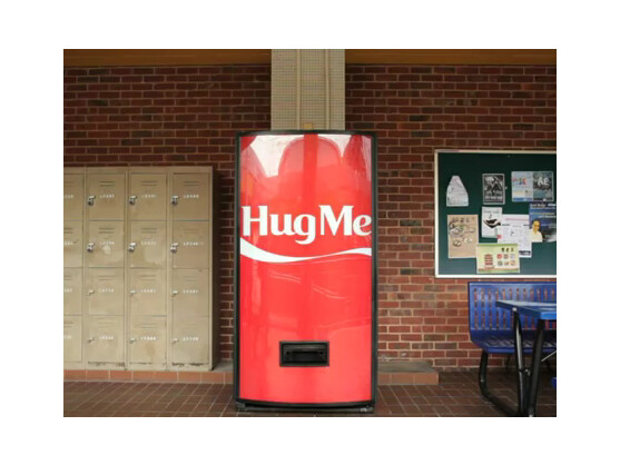 Dieser Cola-Automat hat ein Bedürfnis nach Liebe.