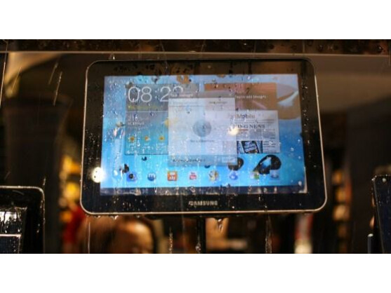 Dank einer Nanobeschichtung - hier von HzO - macht Wasser dem Tablet nichts mehr aus.