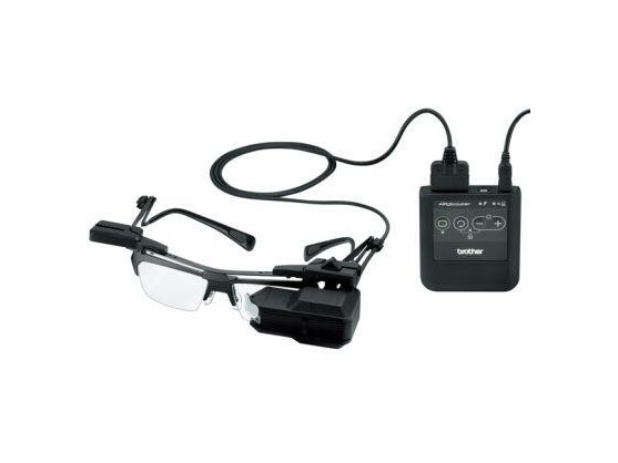 Die Datenbrille von Brother muss mit einem Computer verbunden sein, um VoIP- und Live-Kamera-Unterstützung zu ermöglichen.