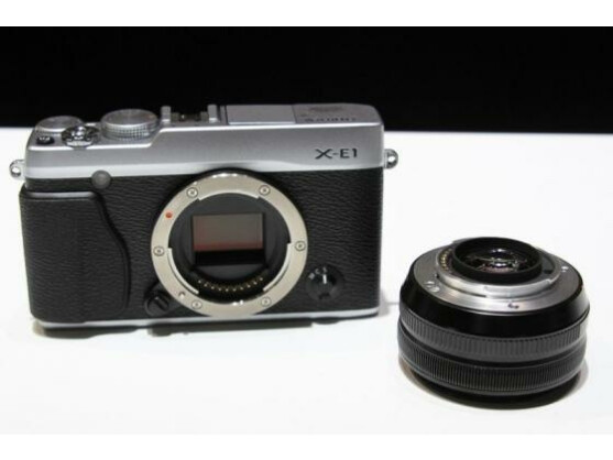 Die Fujifilm E-X1 mit abgenommenem Objektiv .