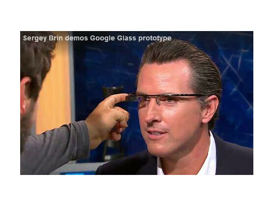 Google-Mitgründer Sergey Brin lässt den Moderator Gavin Newsom den Prototypen seiner Google Glasses testen.