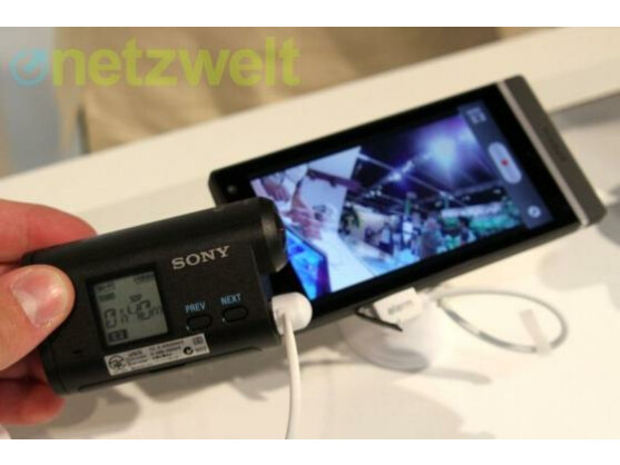 Der HDR-AS15 von Sony überträgt das Bild per WLAN direkt auf Smartphones.