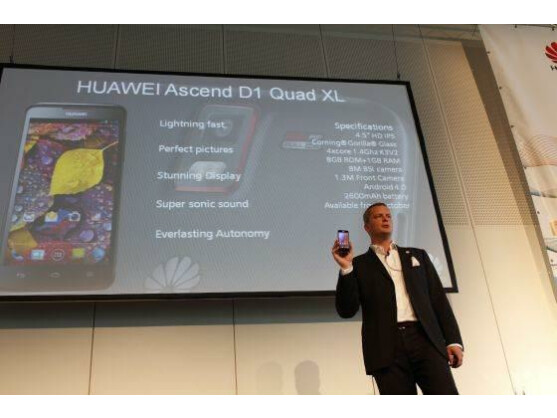 Huawei-Manager Lars Christian Weisswange stellt das neue Smartphone-Flaggschiff des Herstellers Ascend D1 Quad XL vor.