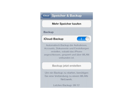 Bei aktiviertem iCloud-Backup werden automatisch Sicherungen erstellt, sobald Sie Ihr Gerät bei aktivem WLAN laden und der Bildschirm gesperrt ist. Auch der Zeitpunkt des letzten Backups wird angezeigt.