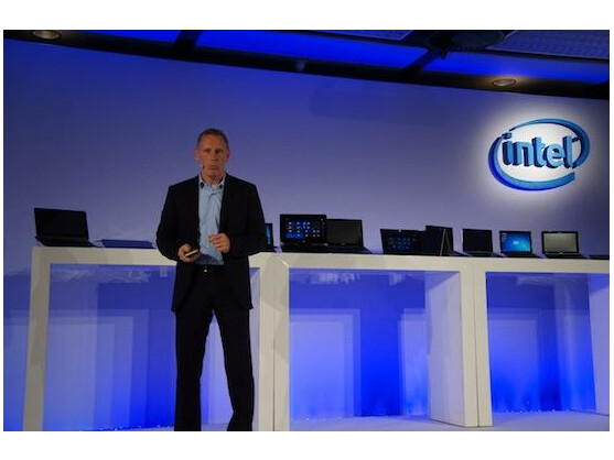 Intel auf der IFA 2012: Im Hintergrund aktuelle Ultrabook- und Hybrid-Modelle. Im Vordergrund: Hans Jürgen Werner von Intel.