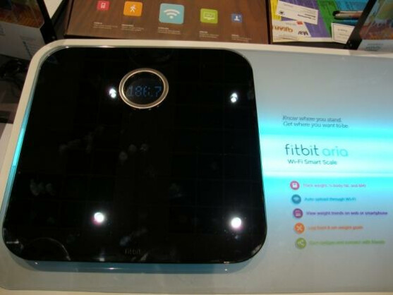 Die internetfähige Waage Fitbit Aria misst Gewicht, Körperfettanteil und den Body Mass Index.