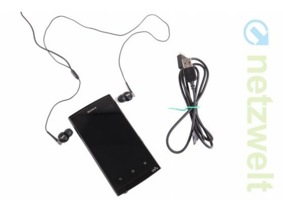 Kaum Zubehör: Leider spendiert Sony seinem ersten Android-Walkman lediglich mittelprächtige Kopfhörer und ein USB-Kabel.