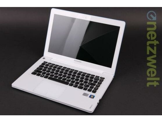 Leider spiegelt das Display des Ideapad U310 sehr stark - störend vor allem beim Arbeiten unter freiem Himmel.