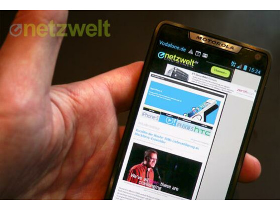 Das Motorola Razr i kommt mit Intel-Prozessor und einem nahezu randlosen Display auf den Markt.