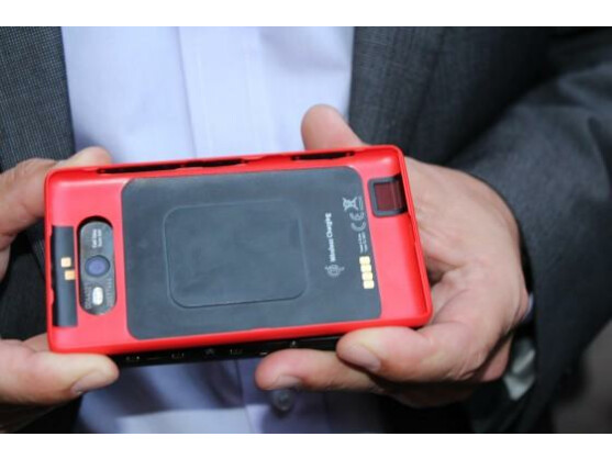 Beim Nokia Lumia 820 lassen sich Funktionen wie das "Wireless Charging" per Wechselcover nachrüsten.