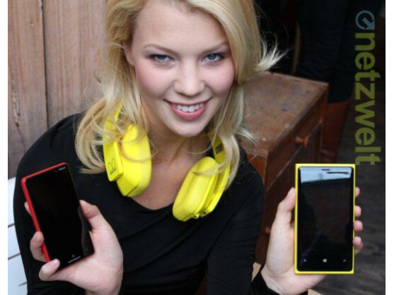 Das Nokia Lumia 820 (links) und das Nokia Lumia 920 (rechts) sind ab dem 5. November im Handel erhältlich.
