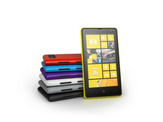 Nokia präsentiert mit dem Lumia 820 ein Mittelklassen-Smartphone mit Windows Phone 8 vor.