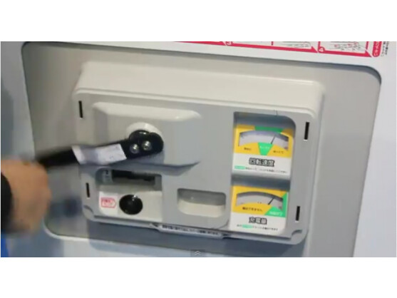 Per Handkurbel lässt sich dieser japanische Getränkeautomat auch ohne Stromversorgung kurz betreiben.