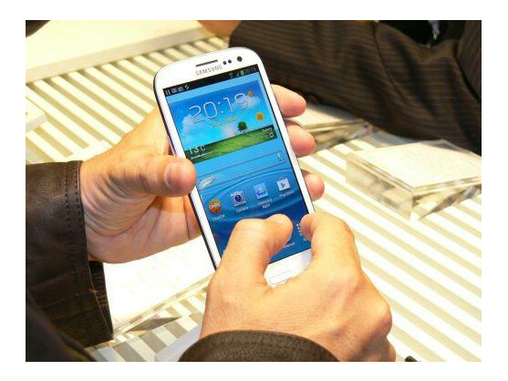 Per Vibration informiert das Galaxy S3 den Nutzer über verpasste Anrufe, sobald er es in die Hand nimmt.