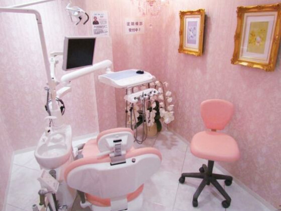 Pink, pinker, Hello Kitty: Das fröhliche Ambiente soll den Patienten die Angst vor dem Zahnarzt nehmen.