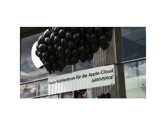 Protest gegen die iCloud: Greenpeace ließ eine schwarze Wolke aus Luftballons vor dem Hamburger Apple Store aufsteigen.