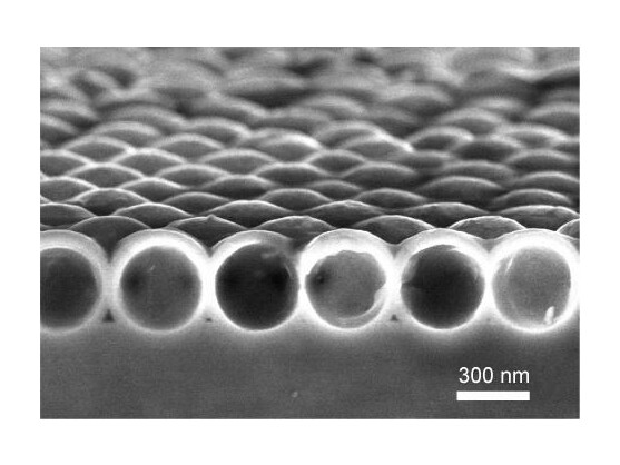 Ein Rasterelektronenmikroskop-Foto einer nanokristallinen Silizium-Hüllen-Schicht.