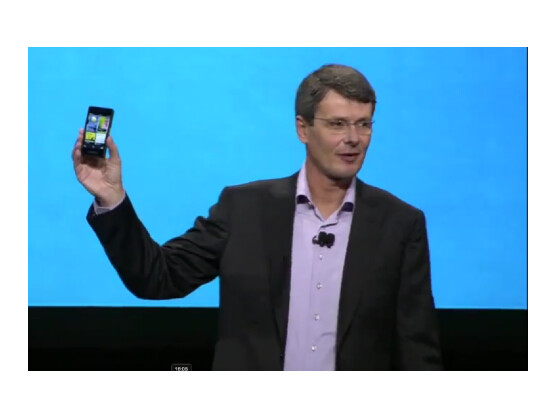 RIM-Chef Thorsten Heins mit einem BB10-Entwicklerhandy. Das neue Betriebssystem wird nicht vor 2013 erscheinen.