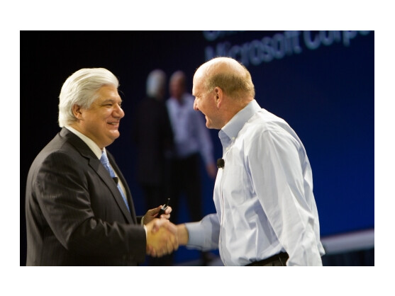 RIM-Gründer Mike Lazaridis und Microsoft-Chef Steve Ballmer, hier friedlich vereint auf der BlackBerry World. Im Wettstreit der Smartphone-Ökosysteme streiten die Unternehmen der beiden aber um Platz 3 hinter Apples iOS und Googles Android.