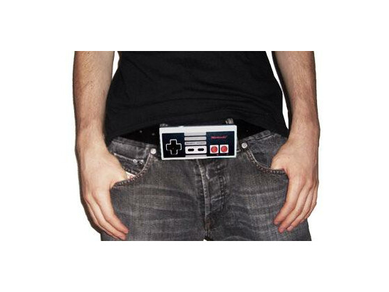Die Schnalle des Gürtels ist aus einem echtem NES-Controller gefertigt.