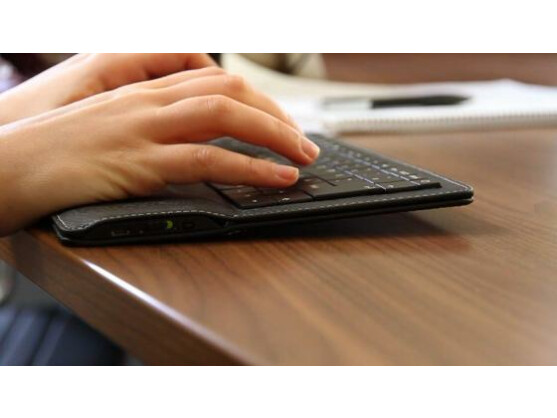 Bei der separaten Nutzung der Tastatur hebt sich das Keyboard leicht vom Untergrund ab.