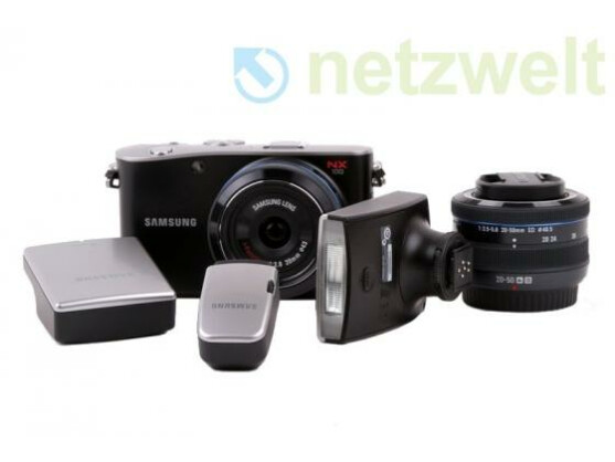 Die Systemkamera NX100 von Samsung mit ihrem umfangreichen Zubehör.