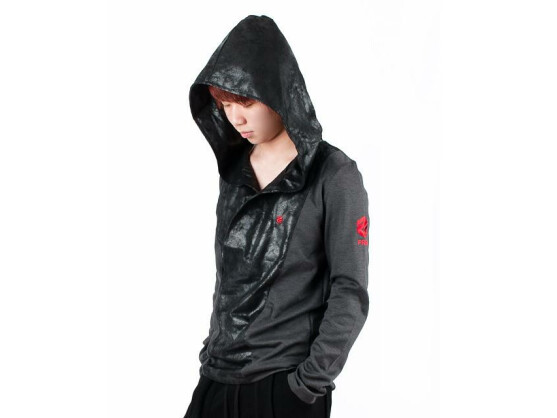 Die Unifrom ist von dem südkoreanischen Starcraft II-Team Prime.