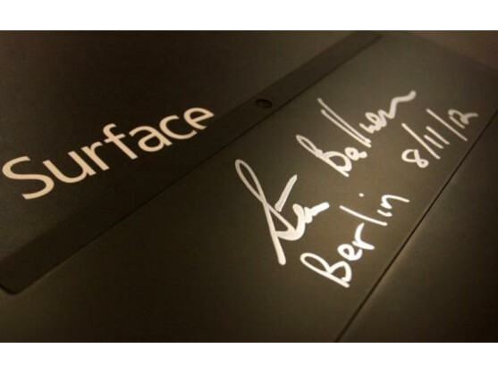Die Unterschrift von Microsoft-CEO Steve Ballmer findet sich gut lesbar auf der Rückseite des Surface.
