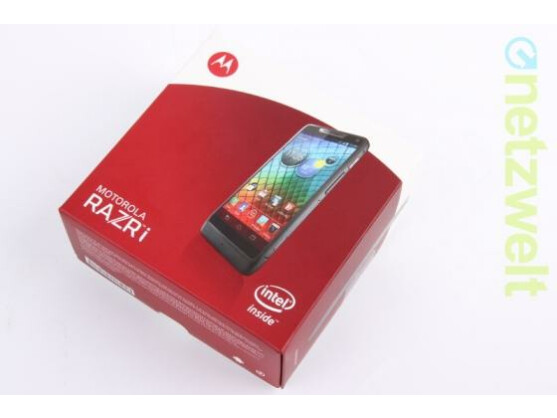 Das "Vollbild-Smartphone" Motorola Razr i ist in der Redaktion eingetroffen.