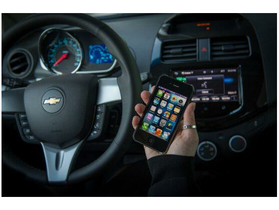 Während der Fahrt soll das Display des iPhones im sogenannten Eyes Free mode deaktiviert bleiben, um Ablenkungen zu vermeiden.