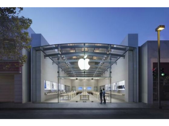 Nein, als Manager für die Apple Stores soll Paul Deneve nicht fungieren. Fest steht: Der Yves Saint Laurent-Manager soll sich um "spezielle Projekte" kümmern.