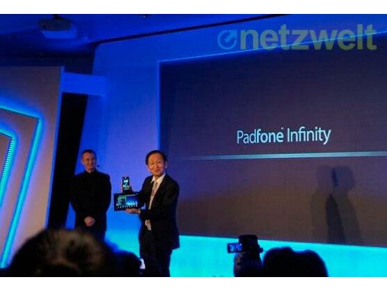 Asus zeigte in Barcelona das Padfone Infinty.