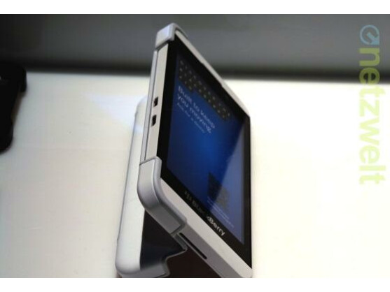 Das BlackBerry Transform Shell erweitert das Z10 um einen Kickstand.