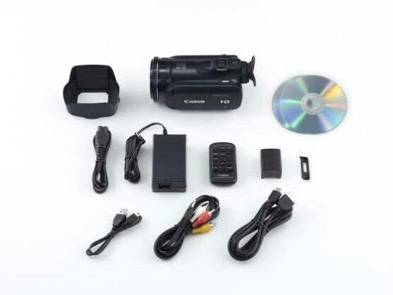 Der Camcorder hat zwar viel Zubehör, doch ein gedrucktes Handbuch fehlt.