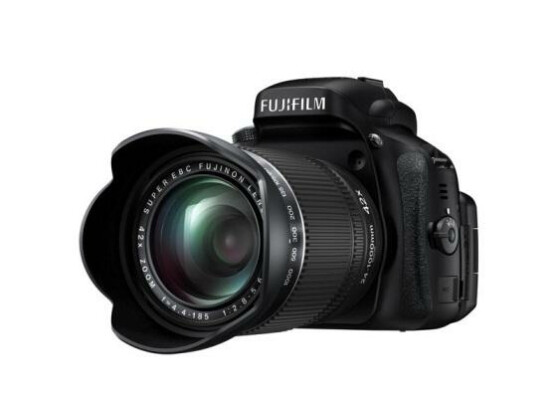 Die Fujifilm FinePix HS50EXR bietet eine enorme Brennweite.