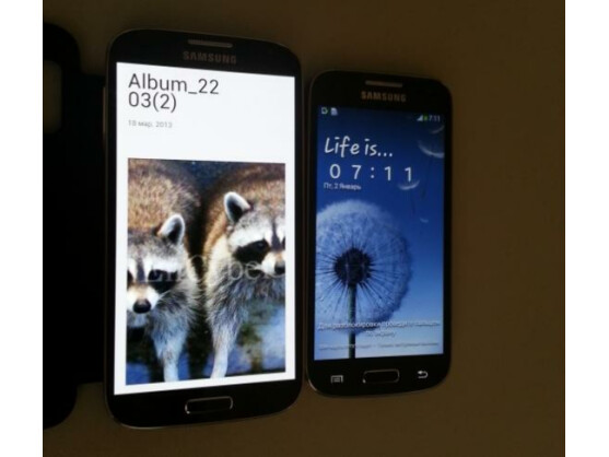 Das Galaxy S4 Mini (rechts) soll ein 4,3 Zoll großes Display bieten.