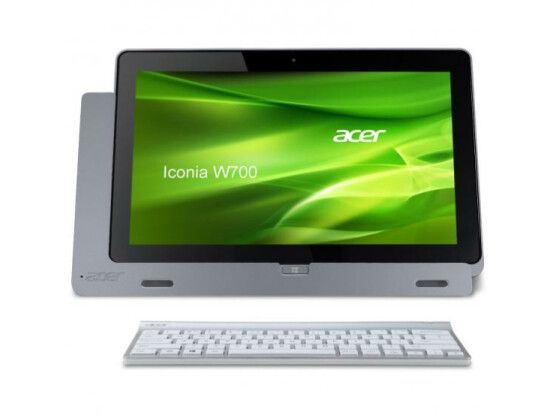 Geht als vollwertiges Notebook durch: Acer Iconia W700 mit Dockingstation und Bluetooth-Tastatur.