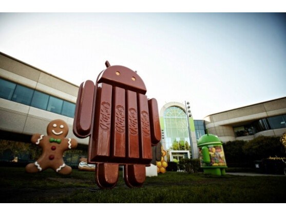Auch vor dem Google-Hauptquartier steht bereits ein Android im KitKat-Look.