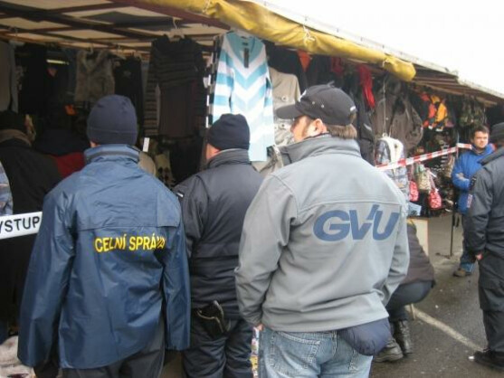 Mitarbeiter der GVU, hier bei einer Razzia in Tschechien am 9. November 2007, half der Generalstaatsanwaltschaft Dresden bei den Ermittlungen gegen 1load.net.