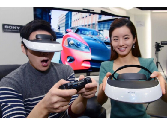 Mit der HMZ-T2 bietet Sony bereits eine VR-Brille ohne Bewegungssteuerung an.
